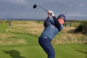 WATCH: Swing experts give fantastic tip on how to shape a draw from the tee on a links course