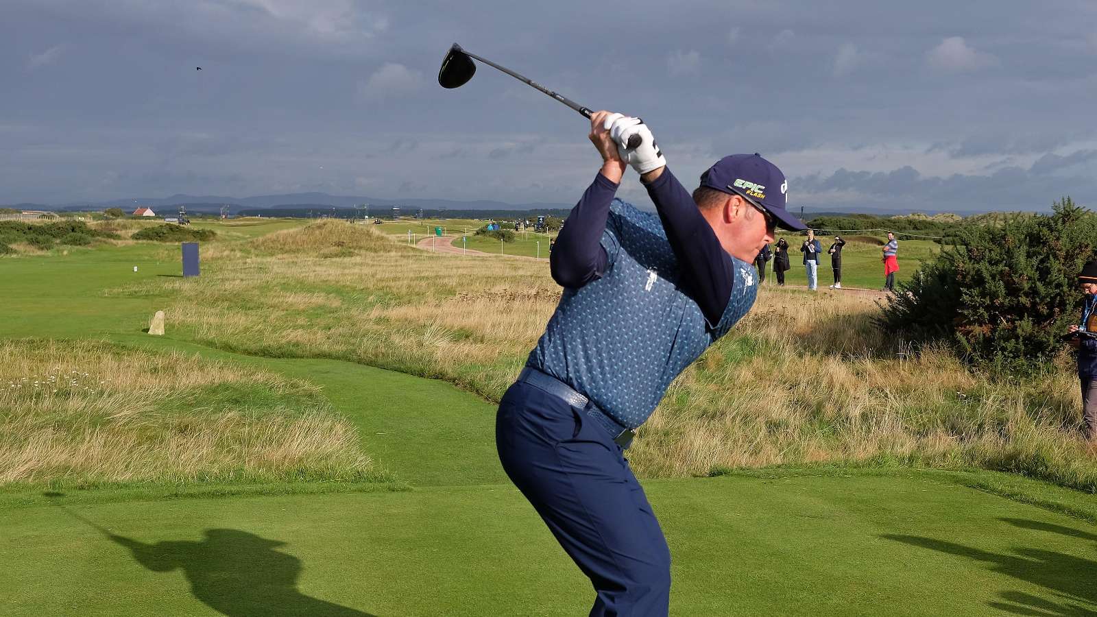 WATCH: Swing experts give fantastic tip on how to shape a draw from the tee on a links course