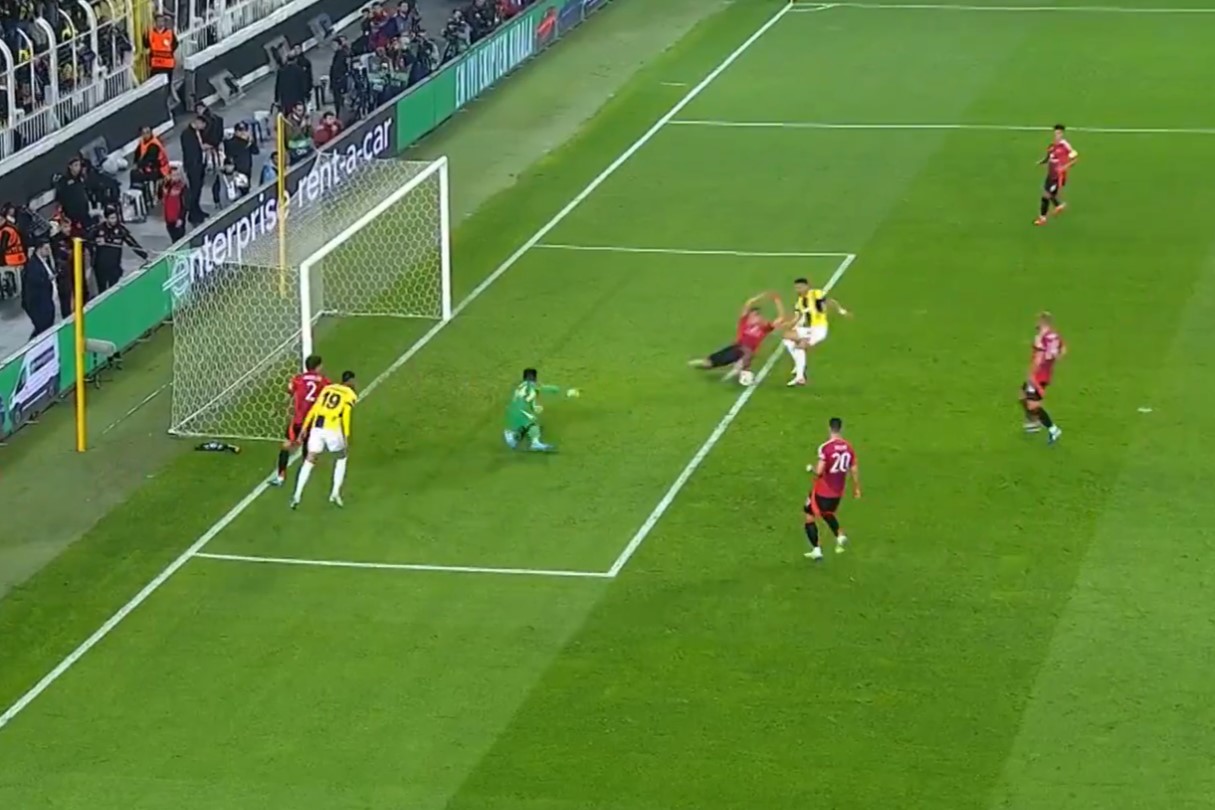 Manuel Ugarte becomes instant hero at Man United with crazy block