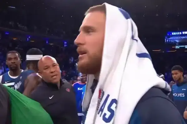 Altercation between Donte DiVincenzo and Rick Brunson results in heated confrontation. knicks-muse-donte-divincenzo-and-rick-brunson-had-to-be-v0-6kMEiBDq0Ob8o-XO8naYtEgLZcrwzqRoLWtTQS1kSEs.jpg