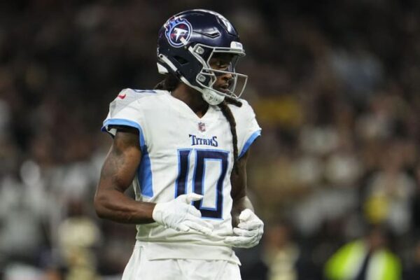 Chiefs Close to Securing De’Andre Hopkins in Upcoming Trade Deadline DeAndre Hopkins Titans pic