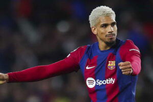 Manchester United eyeing cut-price deal for Barcelona's Ronald Araujo, whose contract ending in 2026 - Man United News And Transfer News