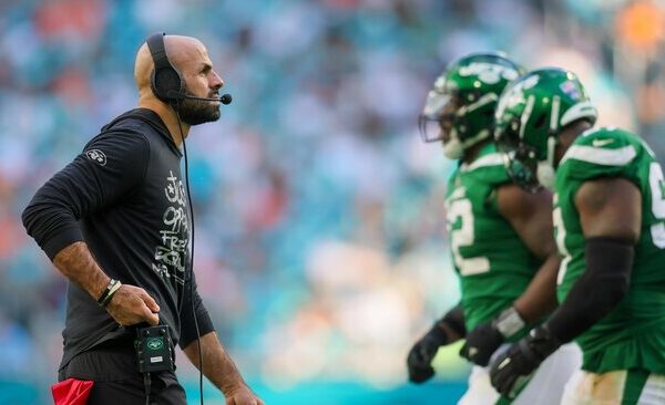 rsz robert saleh in profile jets players behind him 12 17 2023