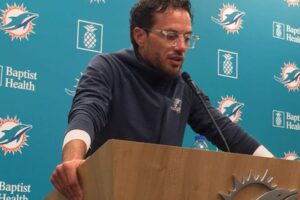 Mike McDaniel Dolphins pic