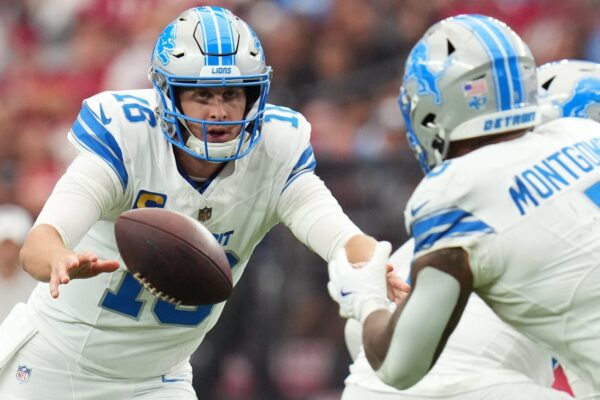 Detroit Lions quarterback Jared Goff (16) pitches the ball to running back David Montgomery (5) as they play the Arizona Cardinals at State Farm Stadium in Glendale, Ariz., on Sunday, Sept. 22, 2024.