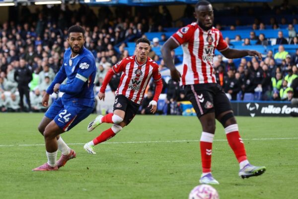 VAR Controversy: Was Sunderland's Goal Against Chelsea Offside? Should Gakpo Have Received a Penalty?n