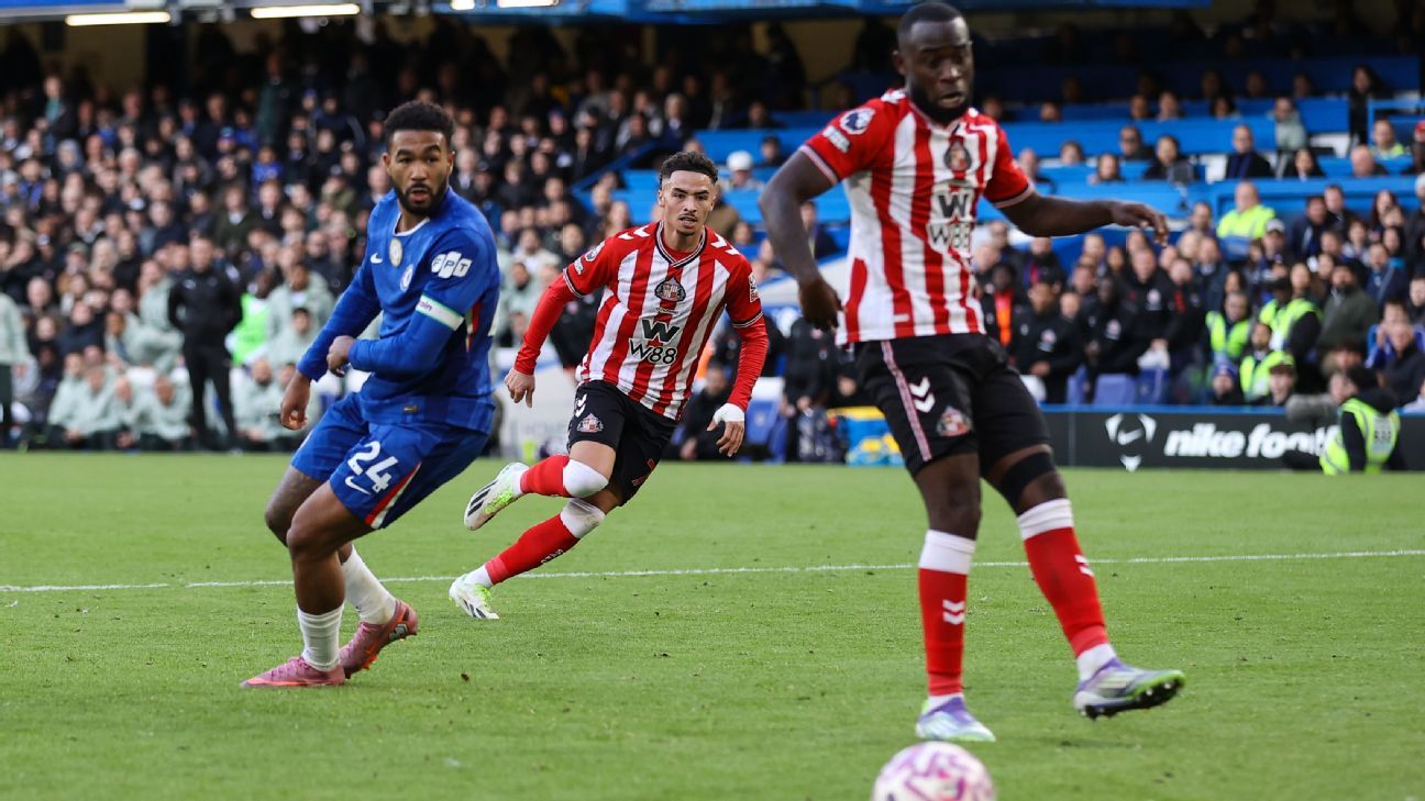 VAR Controversy: Was Sunderland's Goal Against Chelsea Offside? Should Gakpo Have Received a Penalty?n