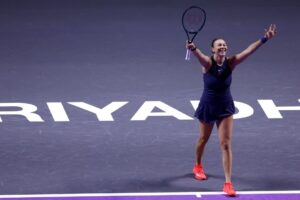 Anisimova Defeats Swiatek to Secure Spot in WTA Finals Quarterfinals