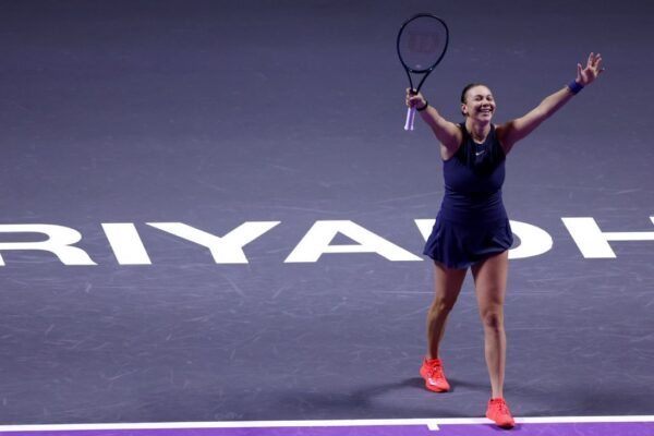 Anisimova Defeats Swiatek to Secure Spot in WTA Finals Quarterfinals