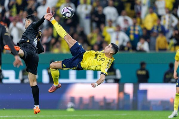Ronaldo Delivers Jaw-Dropping Bicycle Kick to Propel Team to Victory!n