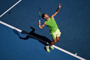 Melbourne: Alcaraz Overcomes Challenging Start to Advance