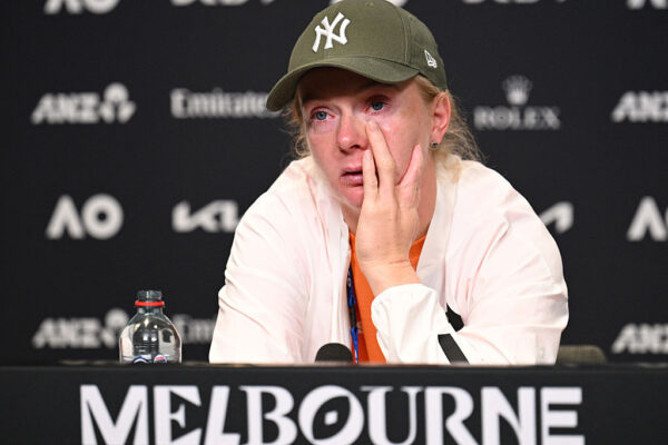 Melbourne: Emotional Farewell as Jones Bows Out in Australian Open Opener