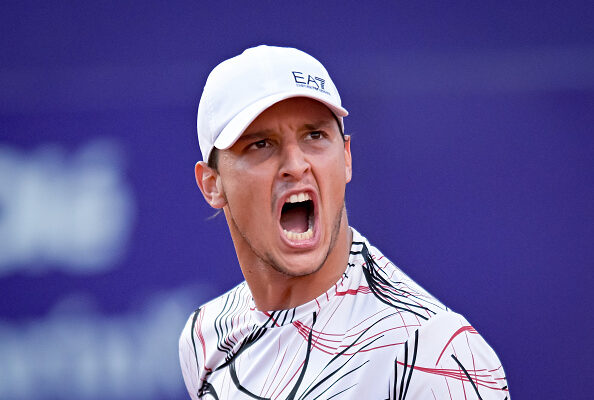 Darderi Edges into Quarterfinals at Santiago Tournament