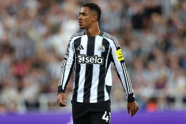 Jacob Ramsey Sparks Controversy with Newcastle Badge Kiss: A Message to Aston Villa Fans!n