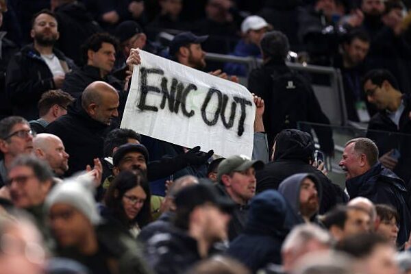 Tottenham Fans Unite in Powerful Pochettino Chants Against Newcastle: A Clear Message Sent!n