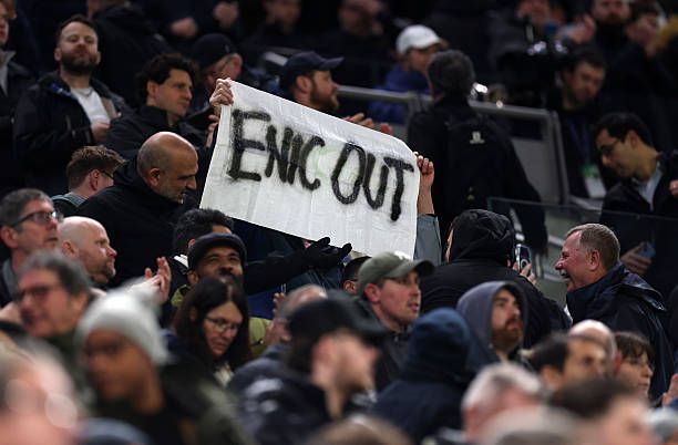 Tottenham Fans Unite in Powerful Pochettino Chants Against Newcastle: A Clear Message Sent!n