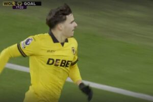 Unforgettable Late Drama: Tolu Arokodare Overpowers Virgil van Dijk in Wolves' Stunning Last-Minute Victory Over Liverpooln